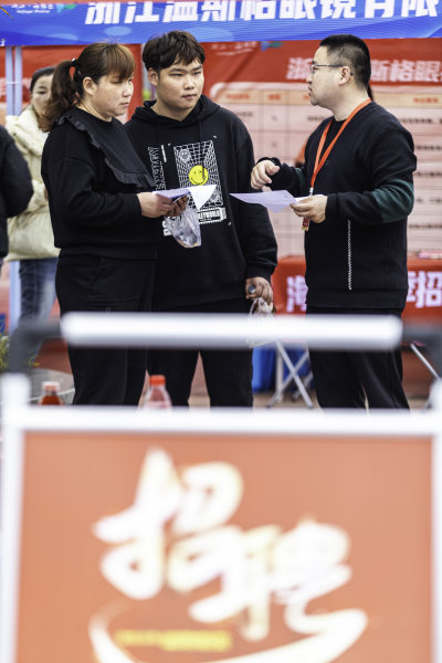 用人单位的工作人员向求职者介绍岗位信息。