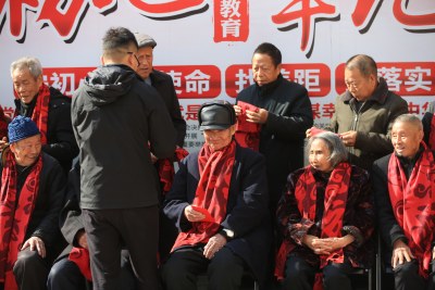 移民致富到头人为老人分发大红包