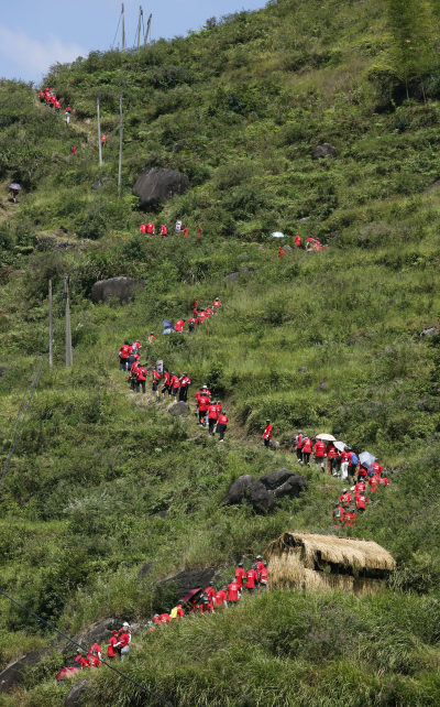 翻山越岭。