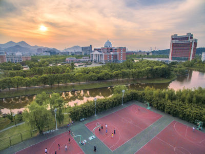 夕阳下运动的少年