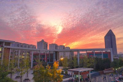 夕阳下的大学城附属学校