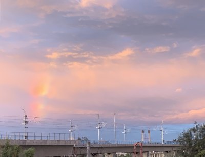 照片2承担着灵昆与温州城市接轨的S1轻轨交通线一段风景在雨后彩虹下相辉映