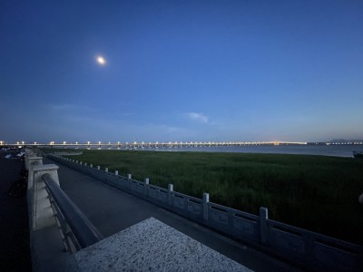 南堤夜色组照之一（南堤安宁，月光撩人，桥灯如珠。）​【2021年7月21日灵昆南堤苹果12手机摄影】