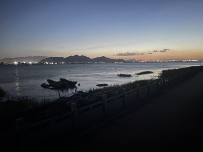 南堤夜色组照之四（灯影映江，渔船寥寥，夜色将至。）【2021年7月21日灵昆南堤苹果12手机摄影】