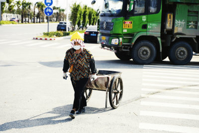 《瓯江口工地故事》组照之七：阿姨搬着最后一车，戴着口罩实属不易，这表情也许是”今晚回家懒得做菜“。