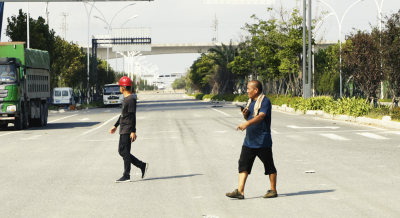 《瓯江口工地故事》组照之六：老许下班了，猜是不是第一时间掏出电话跟老婆说今天回家要吃红烧肉。