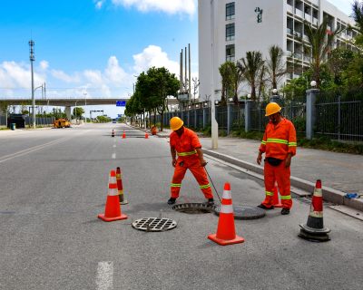 海上明珠组照之六：夏日酷暑，挡不住城市建设者的前进步伐。