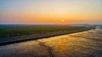 夕阳西下，瓯江口在落日余晖中静立