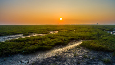 夕阳西下，瓯江口在落日余晖中静立