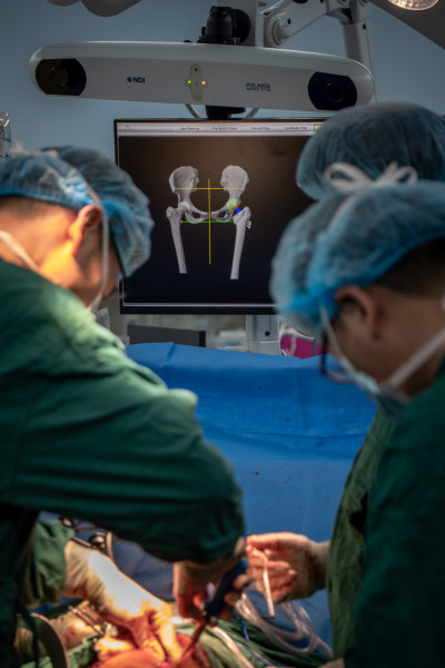 温附二附属骨科医院 瓯江口新区医院 的关节与骨病外科张宇主任手术团队，完成了温州地区首例 Mako机
