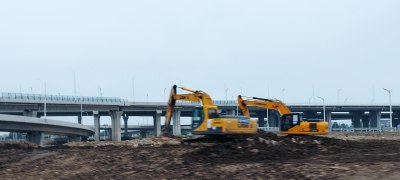 G228国道与瓯锦大道交汇处绿化带施工的挖机