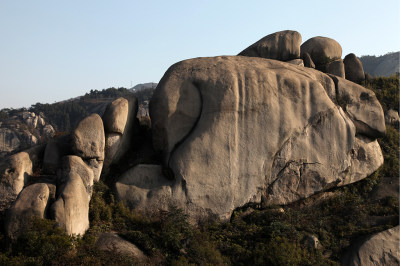 2011年拍摄于大罗山景区，清晨的大罗山在阳光的沐浴下，形态各异的岩石显得格外壮观。