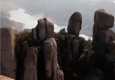 2011年拍摄于大罗山景区，清晨的大罗山在阳光的沐浴下，形态各异的岩石显得格外壮观。