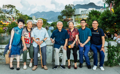 组照三：家人陪伴四位老人来打卡