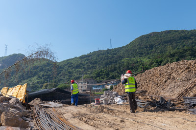 施工人员进入工地现场