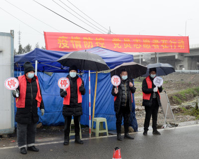 3.志愿者在冒雨在主要入村口对入村人员检查