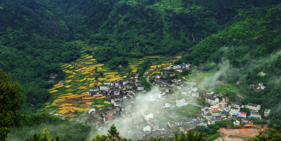 云雾缭绕的山村