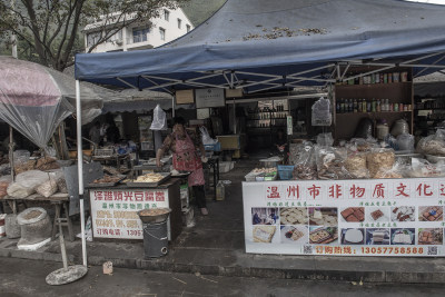 多家店铺打出了自己的品牌，“豆腐鲞”手工生产工艺已经成为非物质文化遗产。拍摄日期：2020.11.2