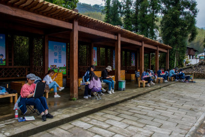 拍摄艺校学生在泽雅四连碓造纸作坊写生的场景