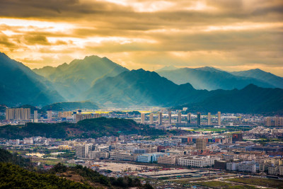 拍摄瓯海区夕阳西下的余光照在潘桥都市建筑上的场景，