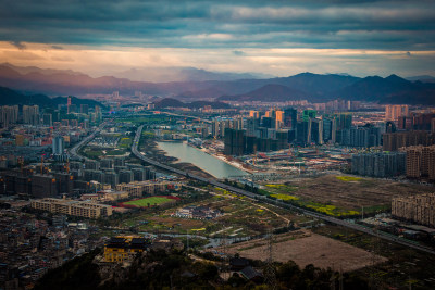 拍摄瓯海区夕阳西下的余光照在娄桥都市建筑上的场景，