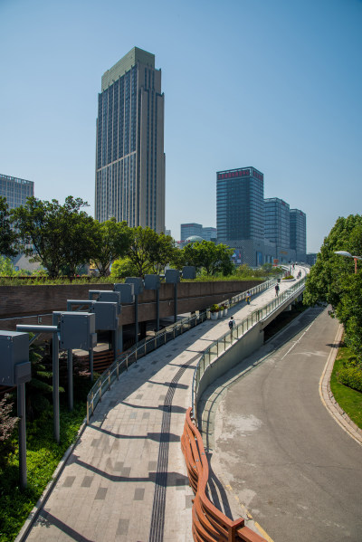 拍摄南站通往大象城天桥和大象城形象建筑