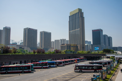拍摄南站视角观看大象城的形象建筑