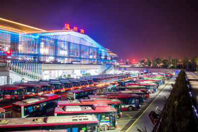 拍摄南站边的公交车终点站夜景