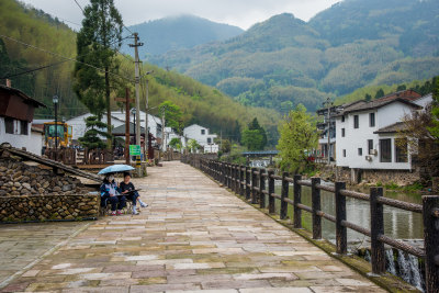 拍摄艺校学生在泽雅四连碓造纸作坊写生的场景