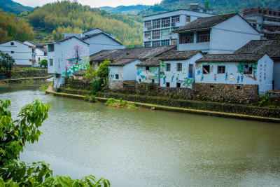 拍摄瓯海区泽雅纸原村的新农村墙画艺术建筑。