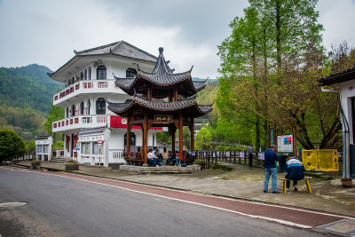 拍摄艺校学生在泽雅四连碓造纸作坊写生的场景