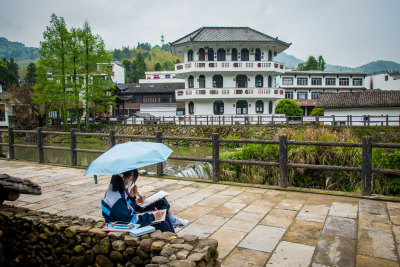 拍摄艺校学生在泽雅四连碓造纸作坊写生的场景