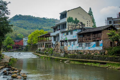 拍摄瓯海区泽雅纸原村的新农村墙画艺术建筑。