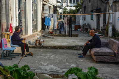 图四：拍摄于2021年2月4日，俩位老人在聊有关村里拆扦的事。