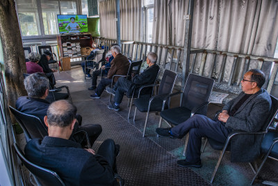 图五：拍摄于2021年2月28日，村里很多老人家在老人活动室里视听具有温州文化遗产“温州鼓词”娱乐活