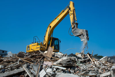 图七：拍摄于2021年2月28日，一辆挖土机已进场拆除工作。