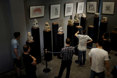 温州青灯石刻艺术博物馆坐落在瓯海万象城边上，馆长张金成十几年如一日到温州各地收集各种石刻石材，博物馆