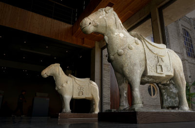温州青灯石刻艺术博物馆坐落在瓯海万象城边上，馆长张金成十几年如一日到温州各地收集各种石刻石材，博物馆