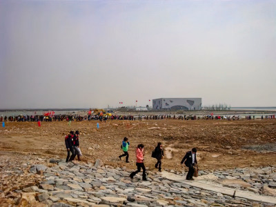 来自温州各行各业的人们意气风发奔向瓯江口新区 浅滩一期围涂围堤