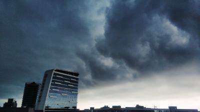 同样还是以大酒店周边建筑来突显暴风雨来临前，天空有多么震撼