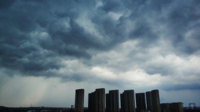 远远望去，一大块乌云在楼盘上空凝聚很是震撼