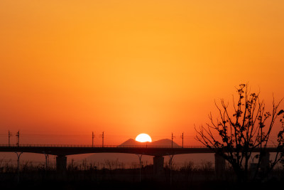 瓯江口新天地组照之五 时间：2021.1.9 地点：欧华 介绍：S1欧华站遇上日落