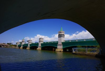 位于瓯江口新区瓯锦大道上的几座拱桥，在蓝天白云的映衬下显得色彩斑斓。阳光斜着照在这些拱桥上，更是凸显