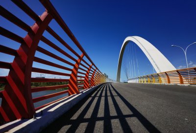 位于瓯江口新区瓯锦大道上的几座拱桥，在蓝天白云的映衬下显得色彩斑斓。阳光斜着照在这些拱桥上，更是凸显