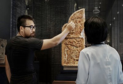  都说“石不能言最可人”。在温州瓯海区南白象上蔡村的塘河之畔,一座 “石头”博物馆,静静地站成了一道