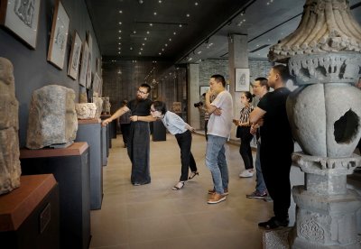  都说“石不能言最可人”。在温州瓯海区南白象上蔡村的塘河之畔,一座 “石头”博物馆,静静地站成了一道