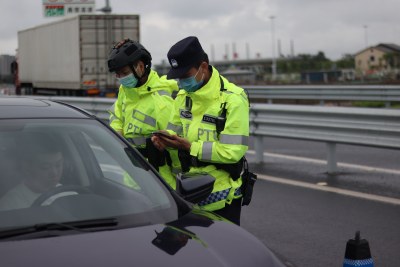 治安民警在进行人员核查