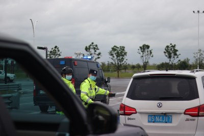 民警引导车辆接受检查