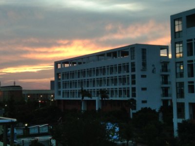 一人宿寝，独处夕阳格外想家