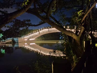 夏夜唐河景之桥在水中央